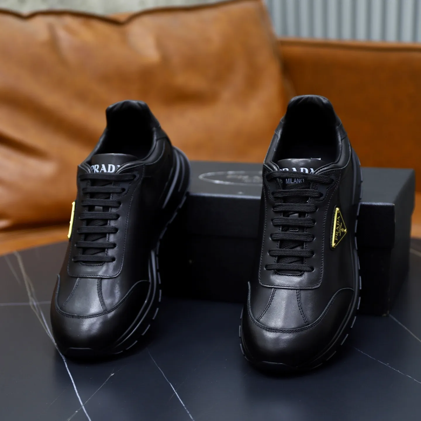 Factory price: 740💰Top original order Brand: PRADA (Prada) Standard code: Men's size 38/44 (45 can be customized) Grade: Same as the official website Material: Original cowhide stitching imported cowhide lining Original combination two-color wear-resistant soft outsole Style category: Leisure and sports version Young fashion European and American trend British style Color: Real picture color